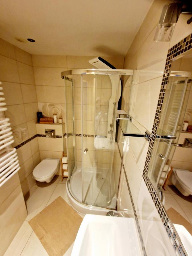 Room4U Mieszkania W Centrum ชกลาร์สกา ปอเรมบา ภายนอก รูปภาพ